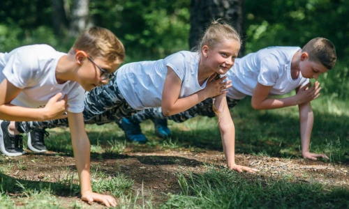 Dlaczego warto wysłać dziecko na obóz sportowo-survivalowy?