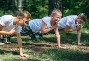 Dlaczego warto wysłać dziecko na obóz sportowo-survivalowy?
